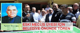 ESKİ MECLİS ÜYESİ İÇİN BELEDİYE ÖNÜNDE TÖREN